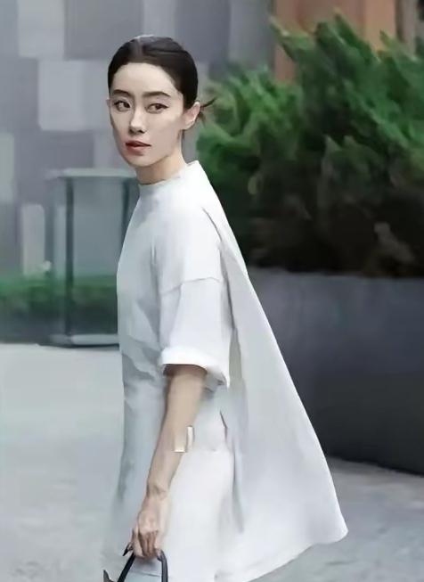 不查不知道，一查简直不敢相信。《功夫女足》女主角张小斐，她竟然选择零片酬出演。自