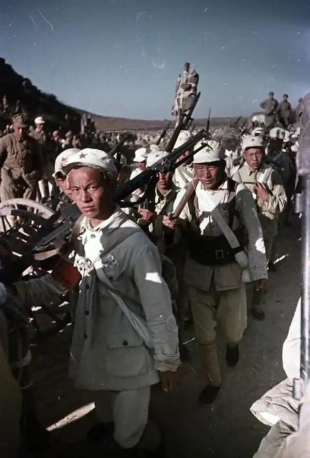 这张上色老照片定格下1949年解放军开赴上海的行进画面，画面里队伍浩浩荡荡，战士