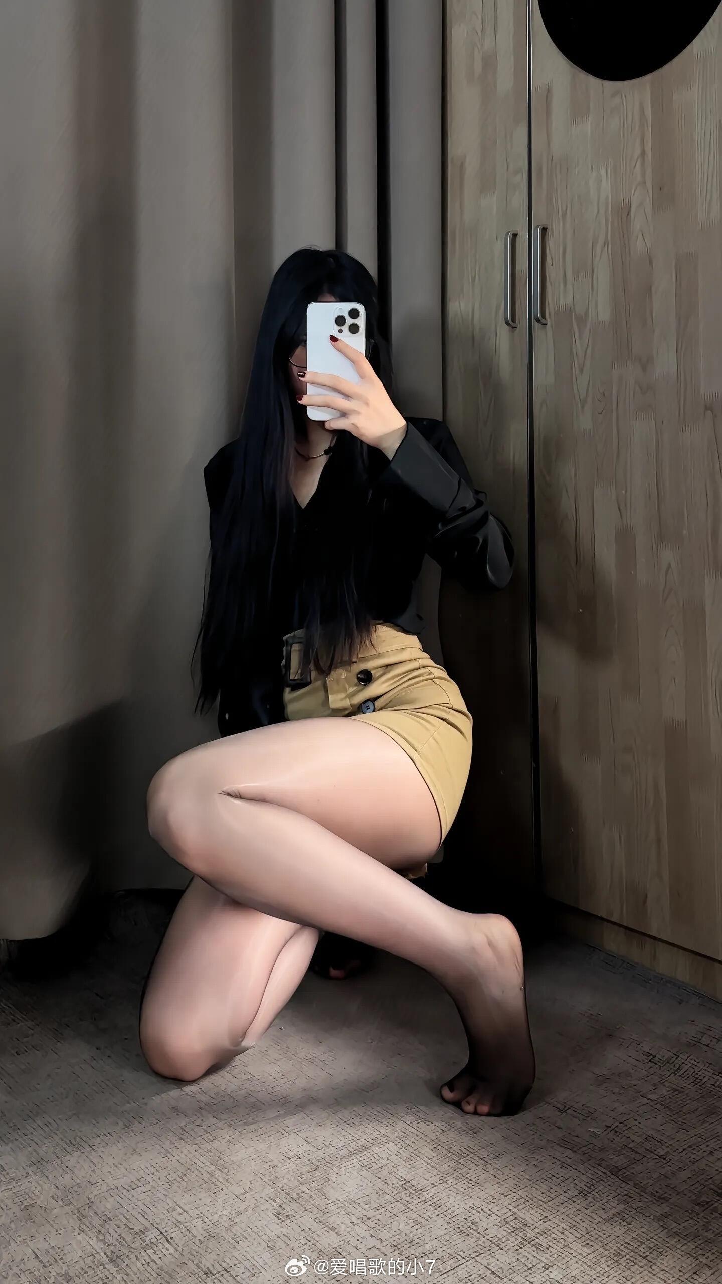 油亮黑丝封神 永不过时的氛围感天花板这条黑丝我太爱了 水光感透肤 自带磨皮滤镜 