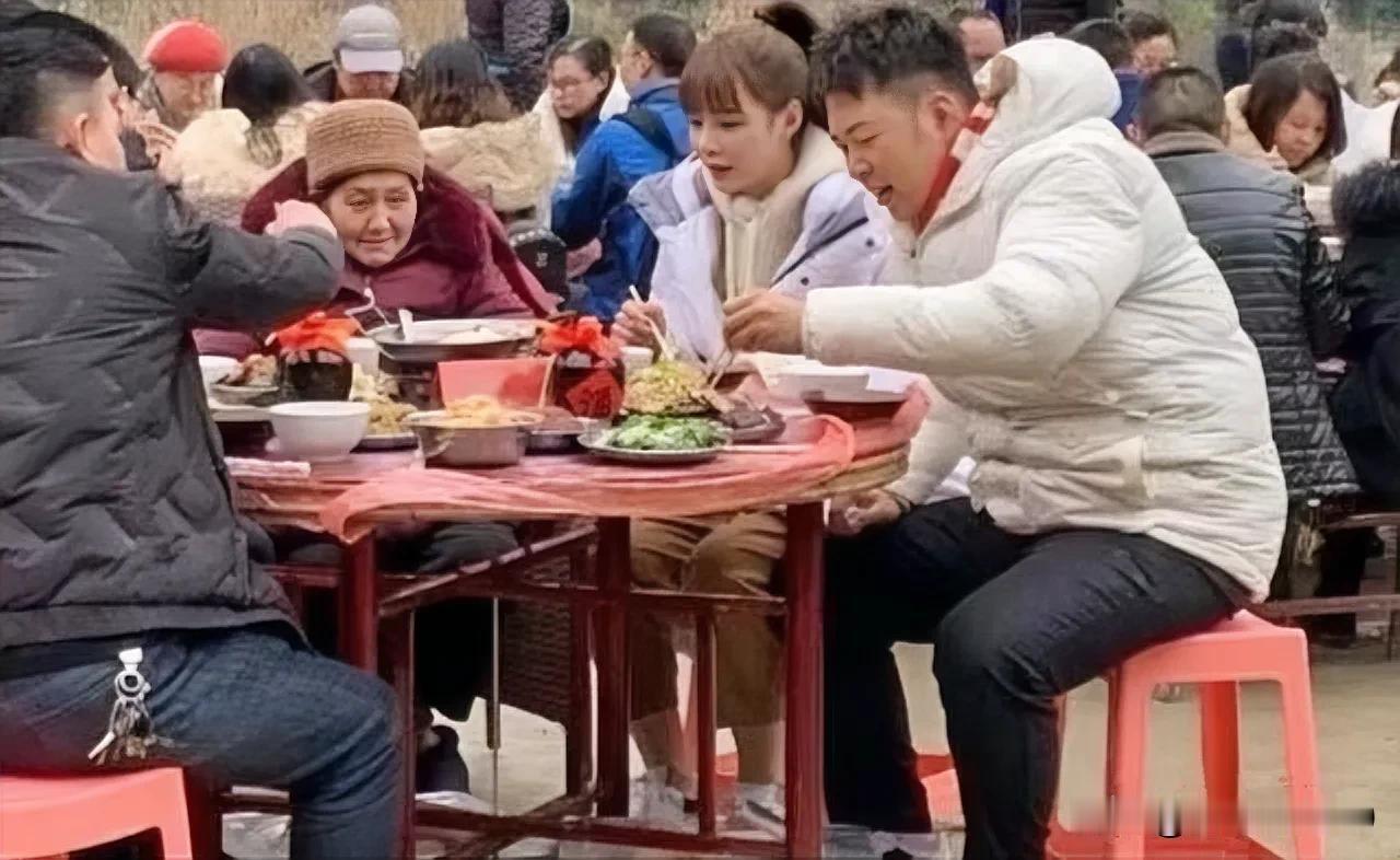 杜海涛和沈梦辰回老家过年，一身简单的羽绒服，非常接地气，这桌子凳子也是太简易，就