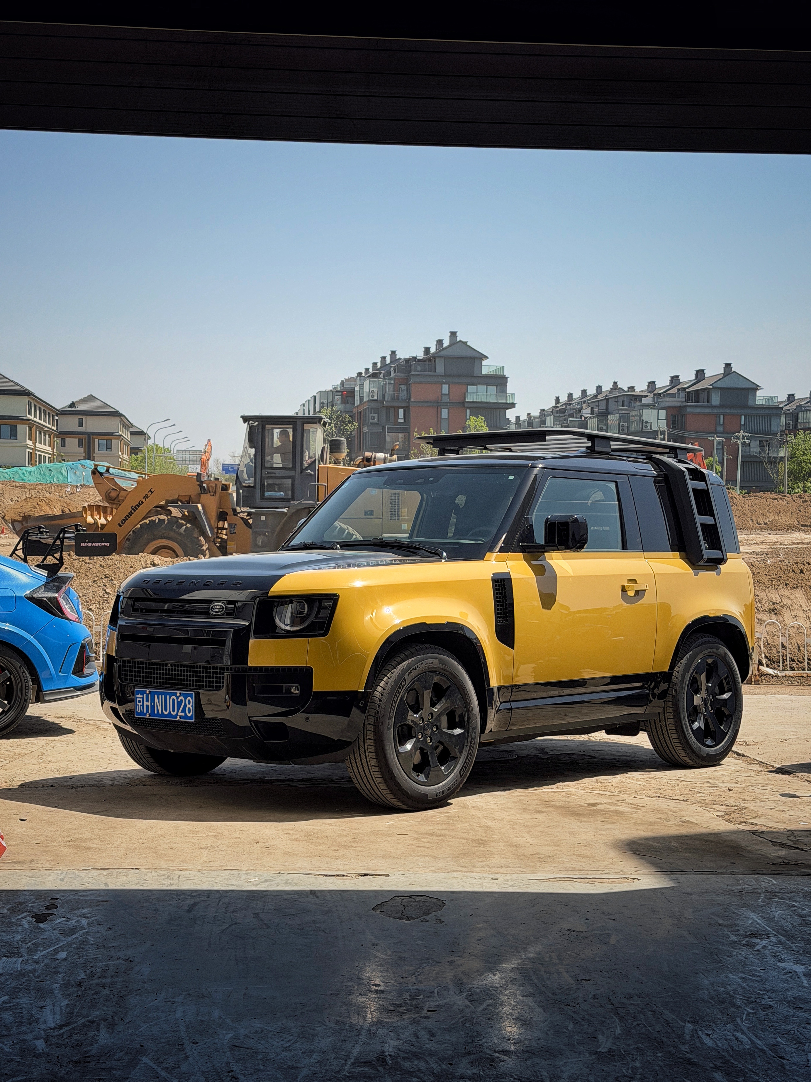 这几天的后勤车到了。虽然是台卫士双门，但在粗糙的片场有个私密高质量的私人空间就是