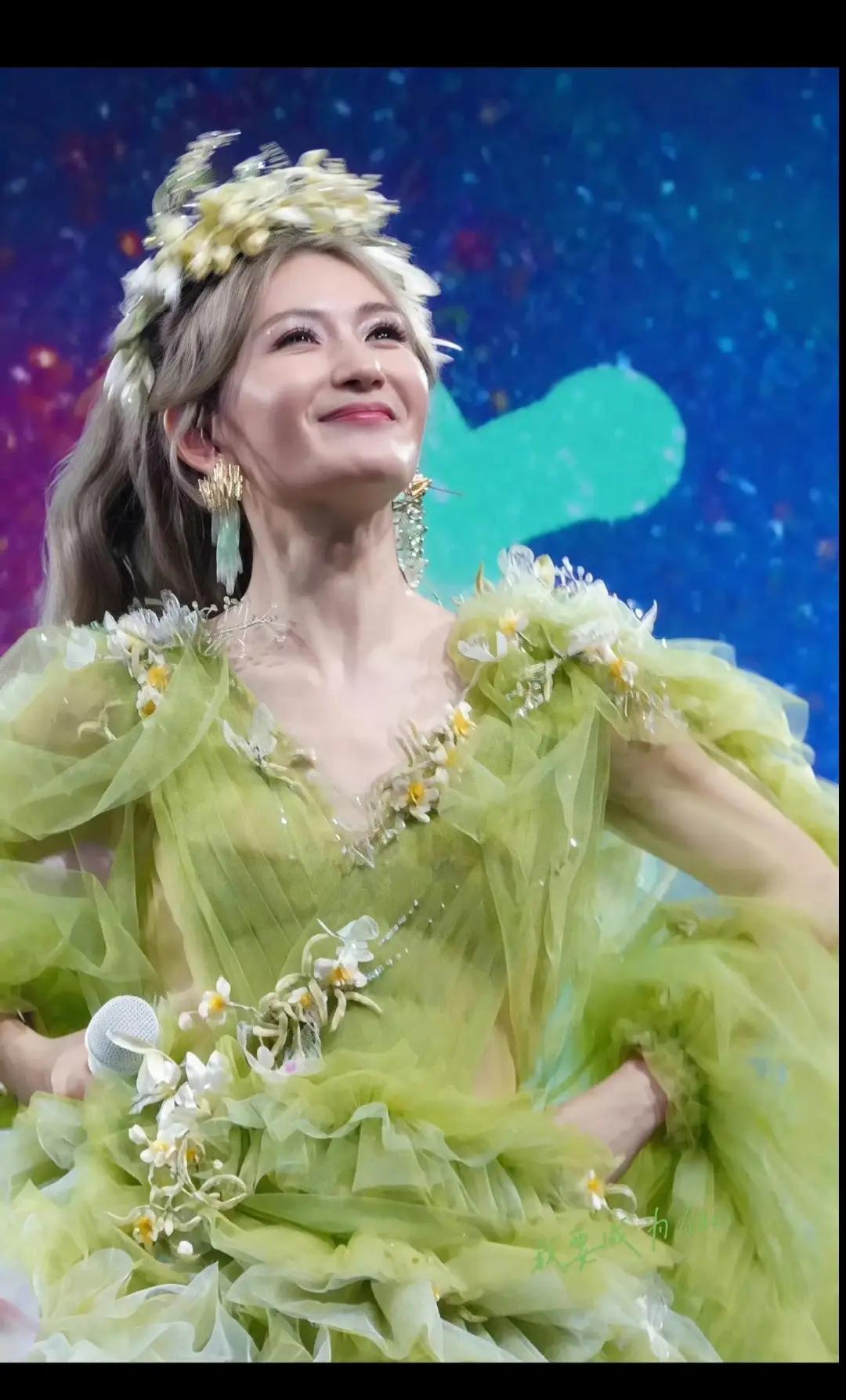谢娜成都演唱会的女厕，免费提供卫生巾。
就这一个细节，网友全炸了："以前骂她疯疯
