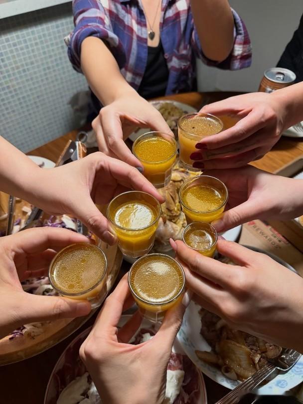 藝人王君馨（Grace）、衛蘭（Janice）及衛詩（Jill）向來感情要好，經