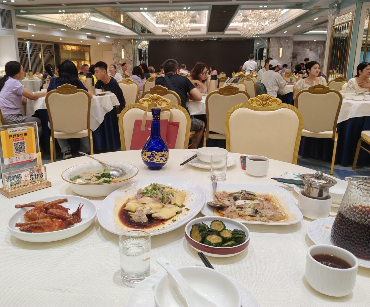 美好的生活需要激情。

中午吃饭时，老伴问：“晚上吃啥？”我答道：“晚上咱们出去