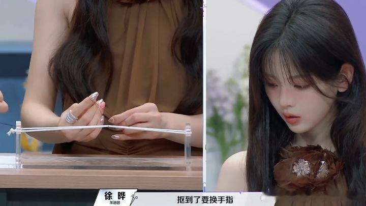 杨超越戴美甲连打8个外科结杨超越打结天赋这一块令人心动的offer offer8