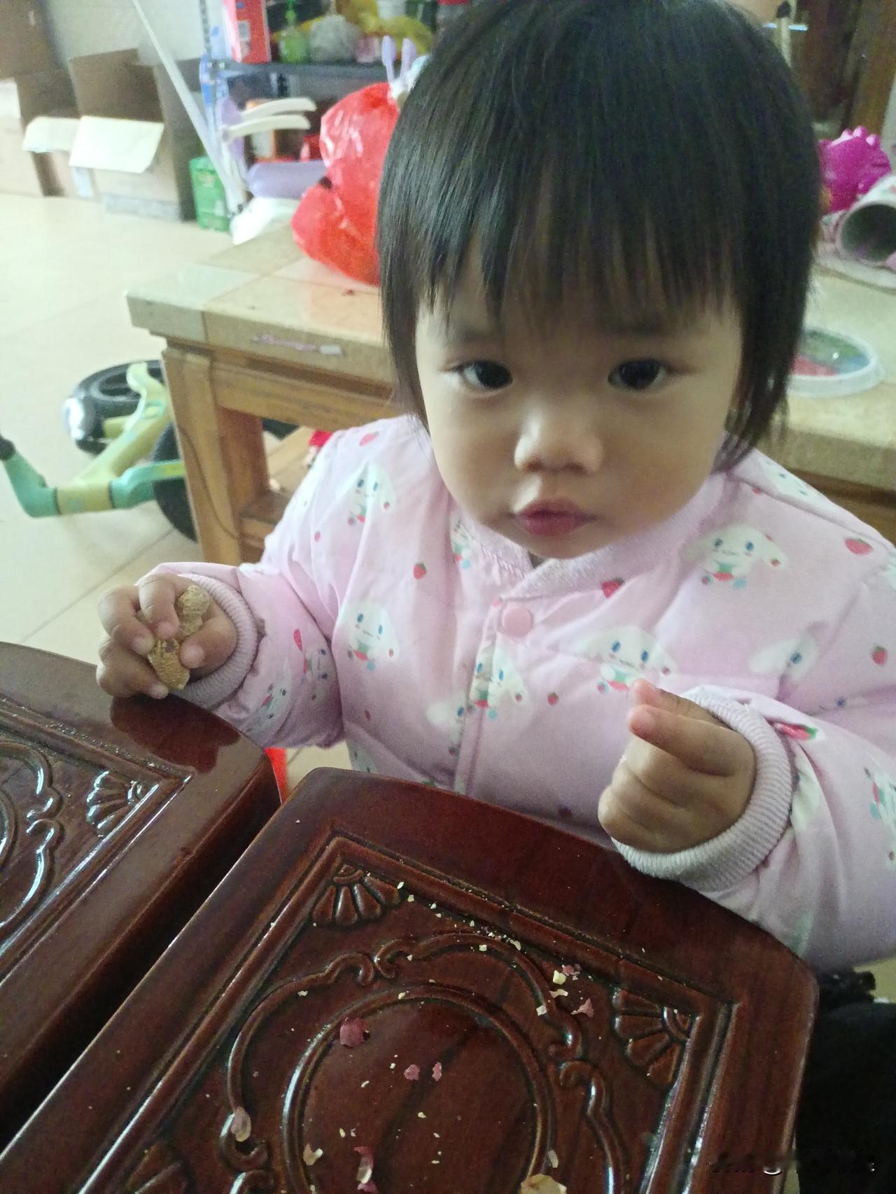 今天在家妥妥当了一天保姆，专门照顾娃的吃喝拉撒。这一天，就没闲下来过。早上得变着