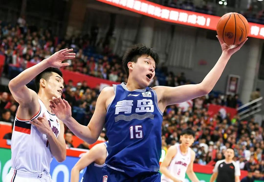 杨瀚森一定还会被特殊照顾，青岛国信男篮这支青年军今晚要想客场击败广州，鲍威尔、穆