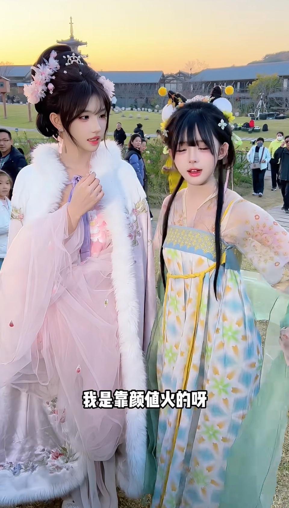 汉服少女在古风小镇的甜美合影🌸👗

都是不满20岁的小姑娘，不可能传播色情，