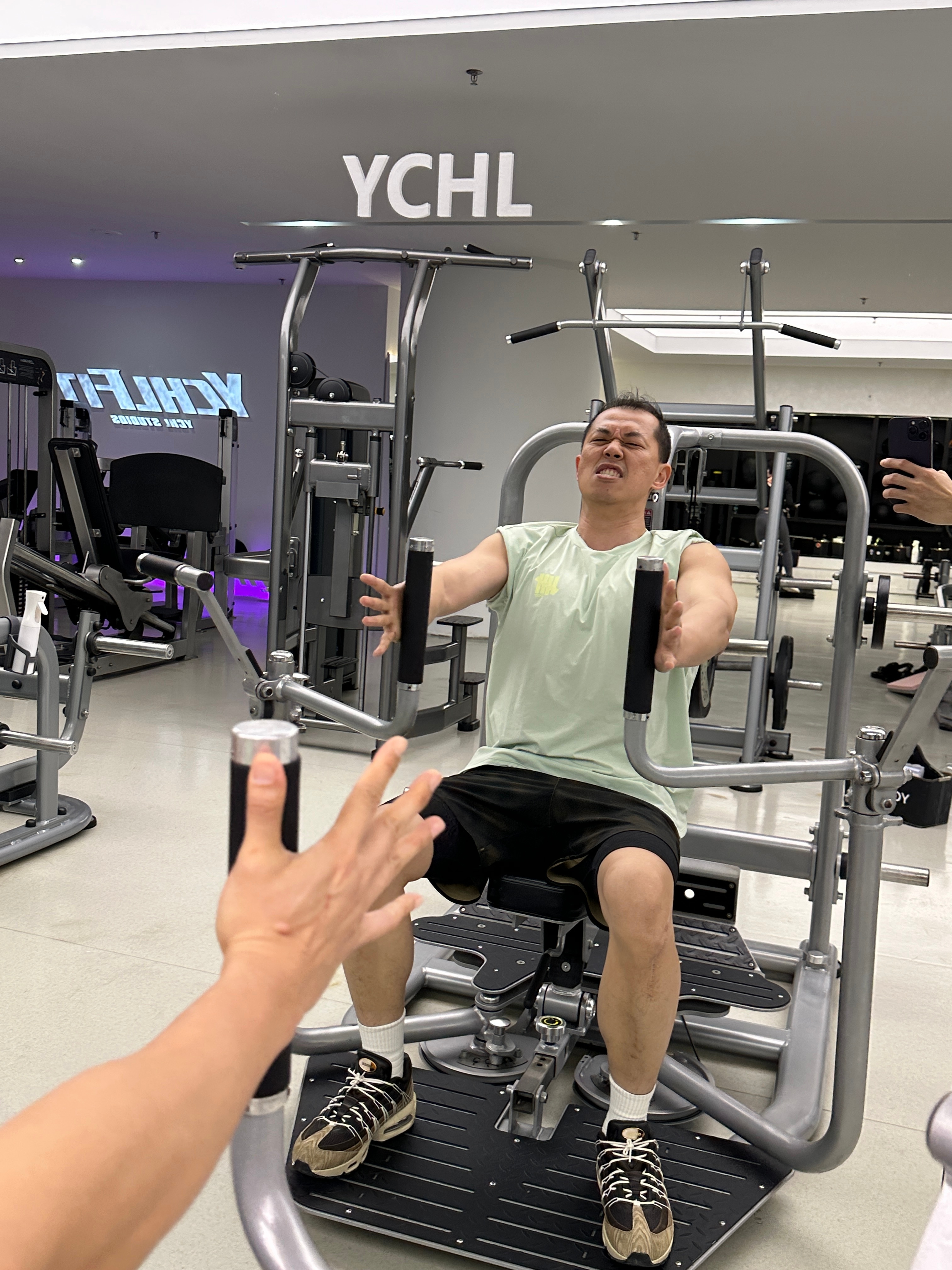 中午lu起来，让教练来合影一张…拍完，才发现…怎么这么ji…nevergiveu