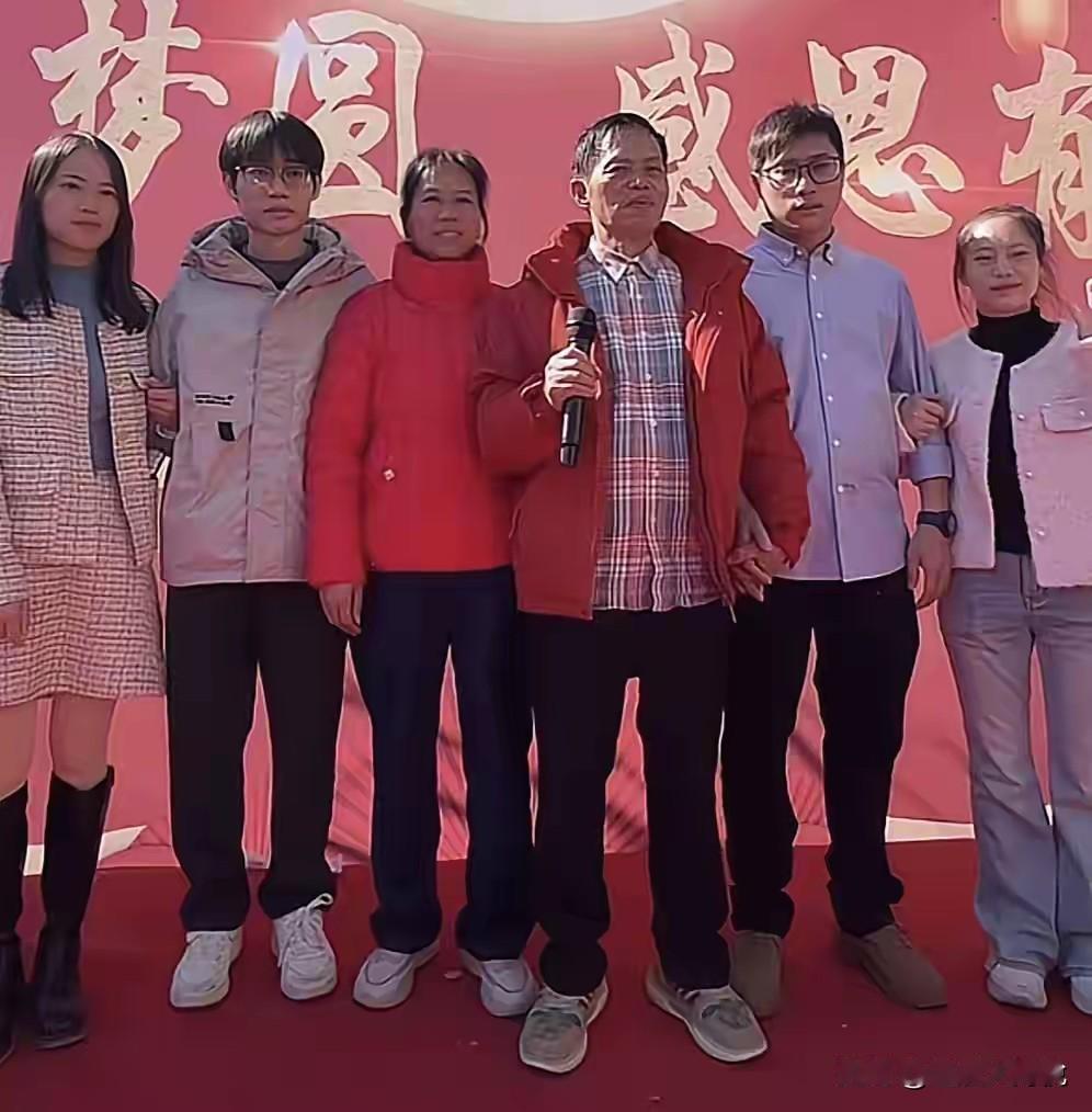 我觉得梁志辉这场认亲仪式就是为了流量，

你看昨天梁志辉全场都没有一丝丝的笑模样