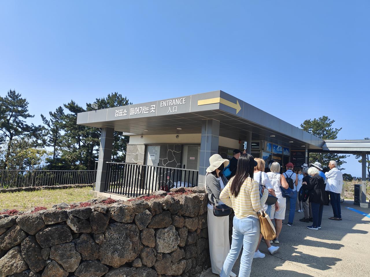 济州岛柱状节理带，济州大浦海岸火山岩浆遇海冷凝，形成成片多边玄武石柱，为知名地质