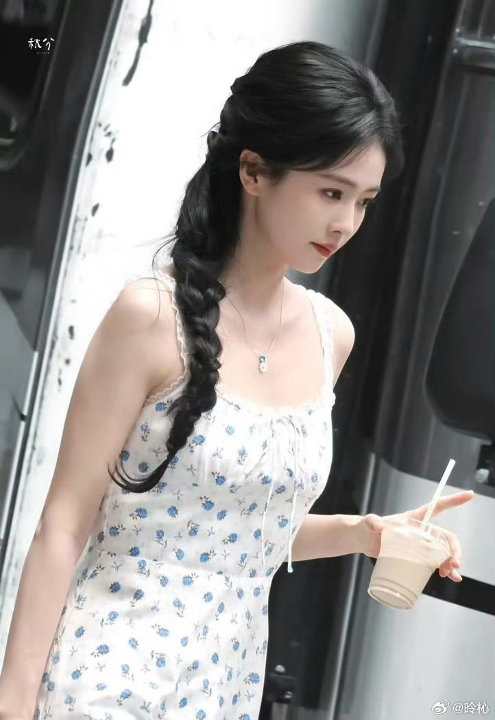 白鹿开到荼蘼侧麻花辫被白鹿王韵娜这组侧麻花辫路透狠狠戳中。蓬松慵懒的单侧编发，碎