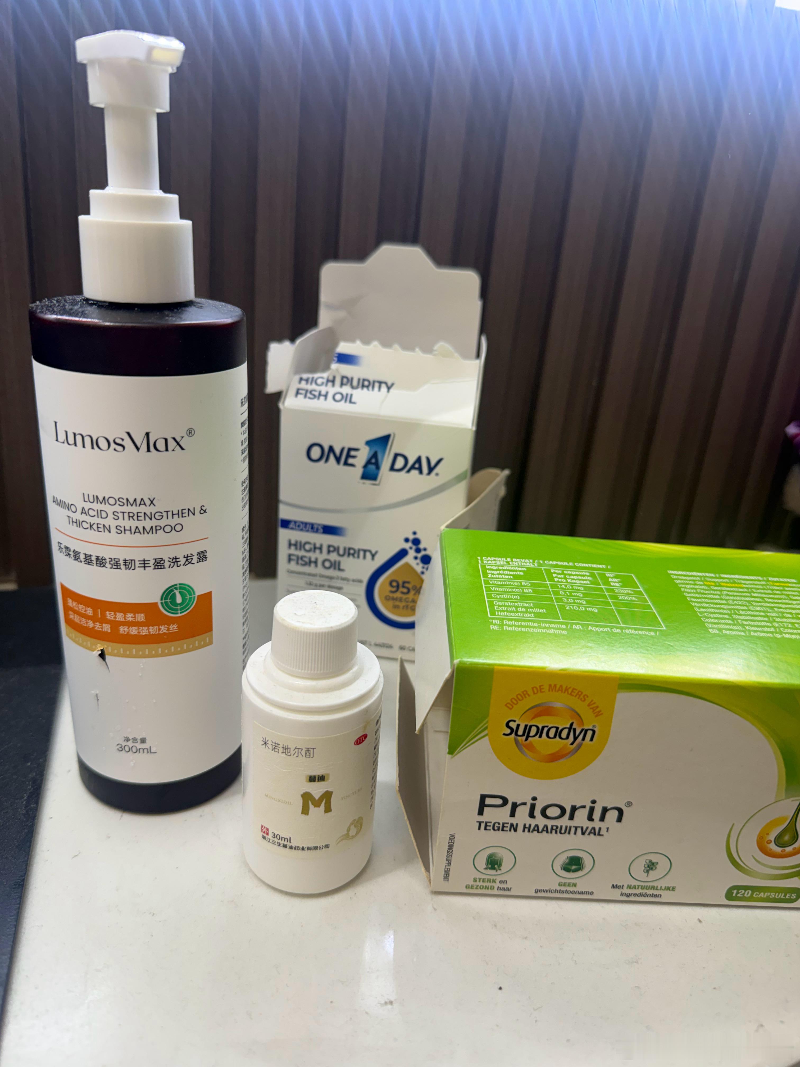 熬夜人预防脱发必备：吃生发片+鱼油，用蓬松控油防脱洗发水，再涂米诺地尔和生发精华