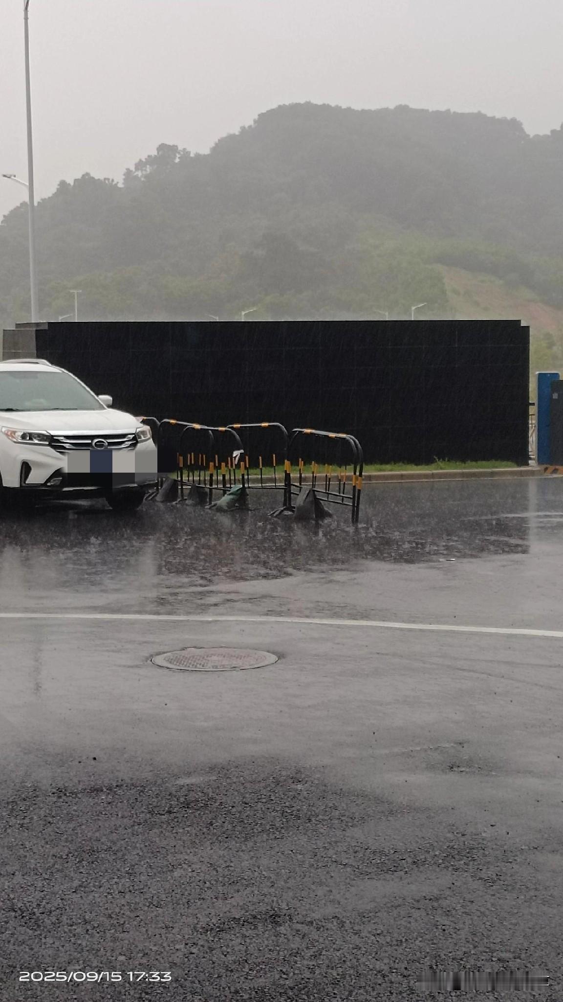 广州知识城下雨了，这雨下的不是时候啊！不知道怎么去吃饭，又没带伞，我只能以最快的