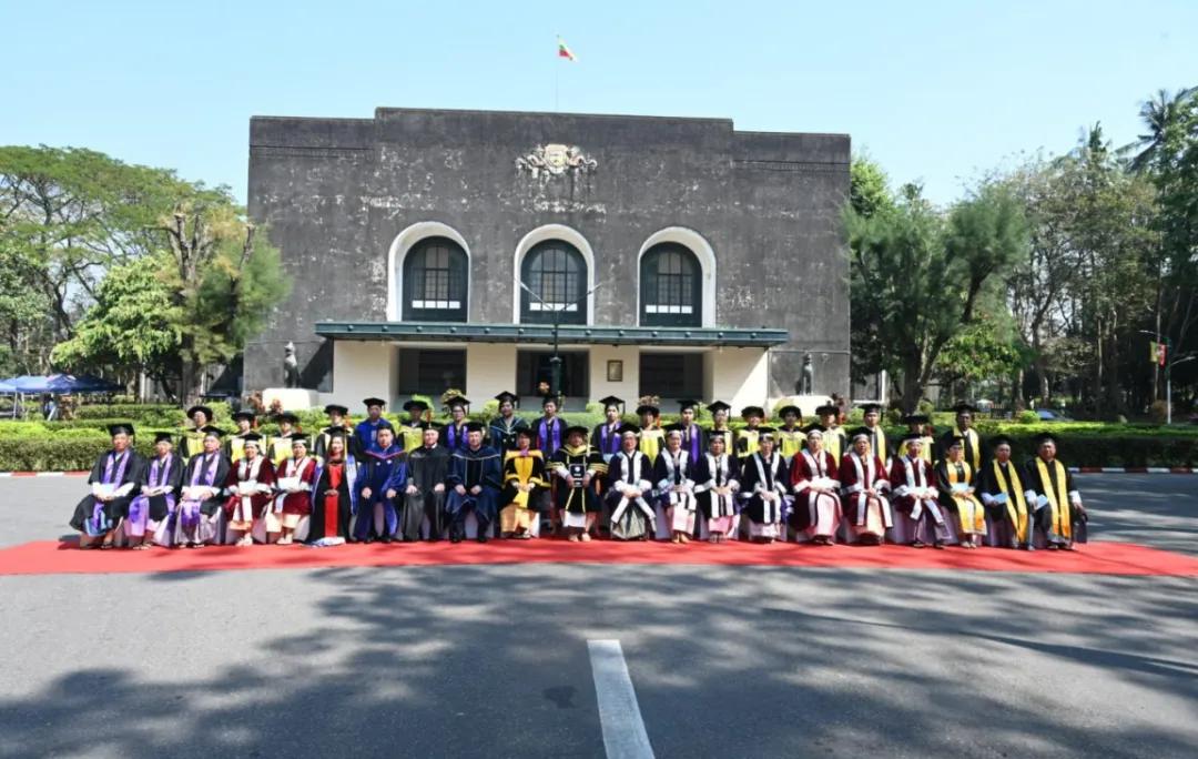 缅甸代总统敏昂莱大将获授公共行政管理荣誉博士学位