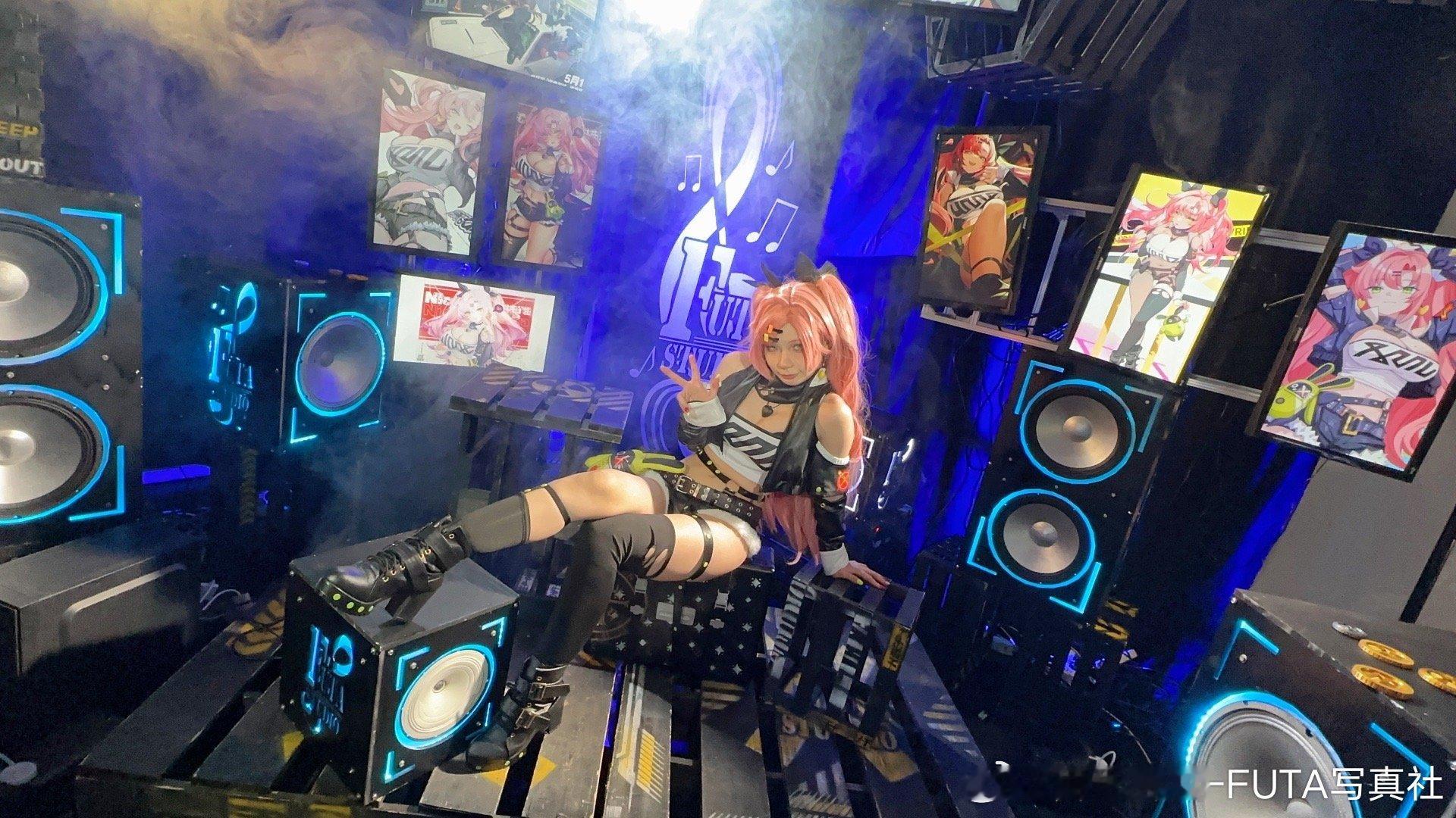 #cosplay[超话]# 新景色用手机咔了几张 很不错  算是绝区零的限定景色