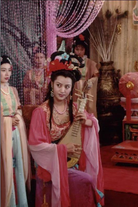 #西游记女儿国的妖怪是谁#西游记女儿国的妖怪是个蟹子精。在电视剧里她手抱琵琶，浓
