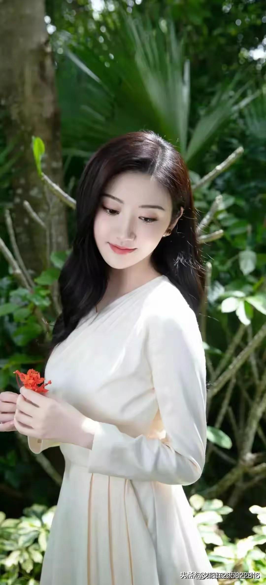 夜深人静苦相思，
眼泪如雨君不知。
错把红酒当墨用，
写尽人间痴情诗。