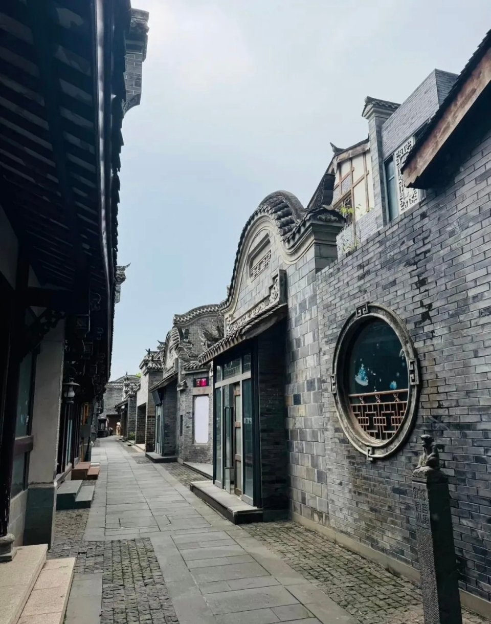 🏮洛带古镇的灯笼亮起来真有感觉～白天逛巷子，傍晚看牌坊，免费逛一天太舒服啦～ 
