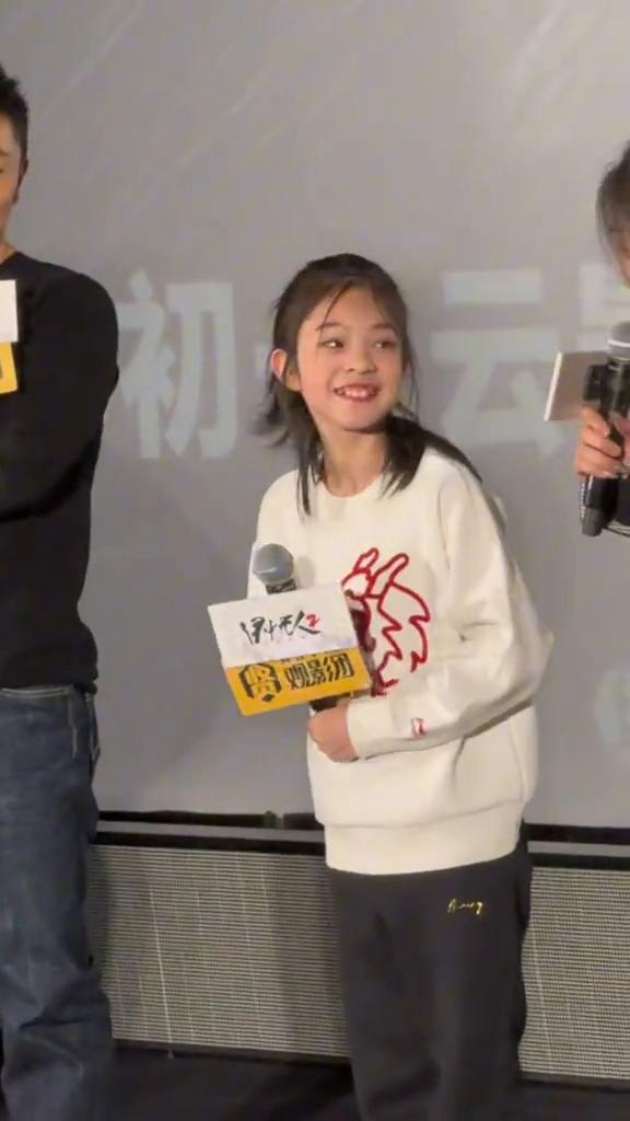 老父亲宠溺的眼神。