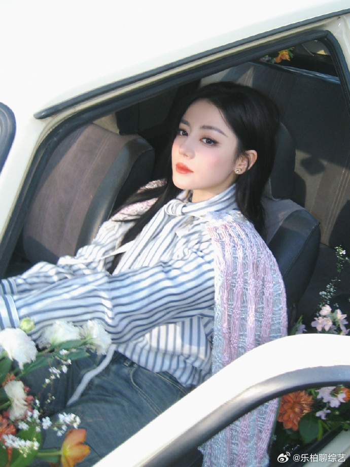 迪丽热巴墨镜鲜花   迪丽热巴墨镜鲜花真的是美的太有氛围感了呀，针织披肩完全呈现