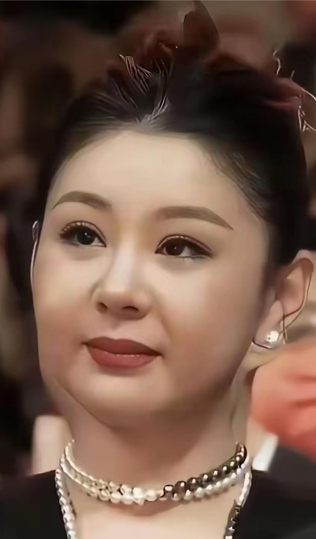 40岁的李小萌，有着一张娃娃脸，个子1米62，看着永远像十八岁，她虽然演过戏，都