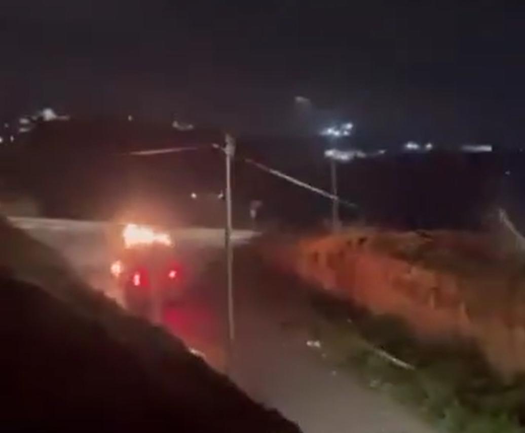 笑不活了，这是伊拉克民众，欢送美军离开的画面。

美军在伊拉克的军事基地，基本被