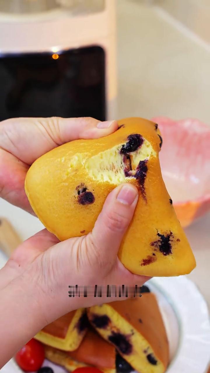 今天的早餐给孩子做了松饼蛋糕，松软香甜，孩子都很喜欢。平时我家里都会囤几包这种松