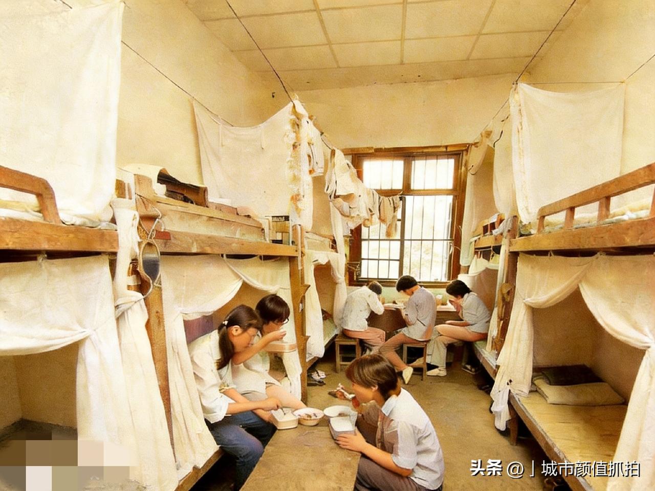 70年代大学宿舍：没有手机的时光也很亮
木头上下铺挂着素白床帘，木格窗漏进软乎乎