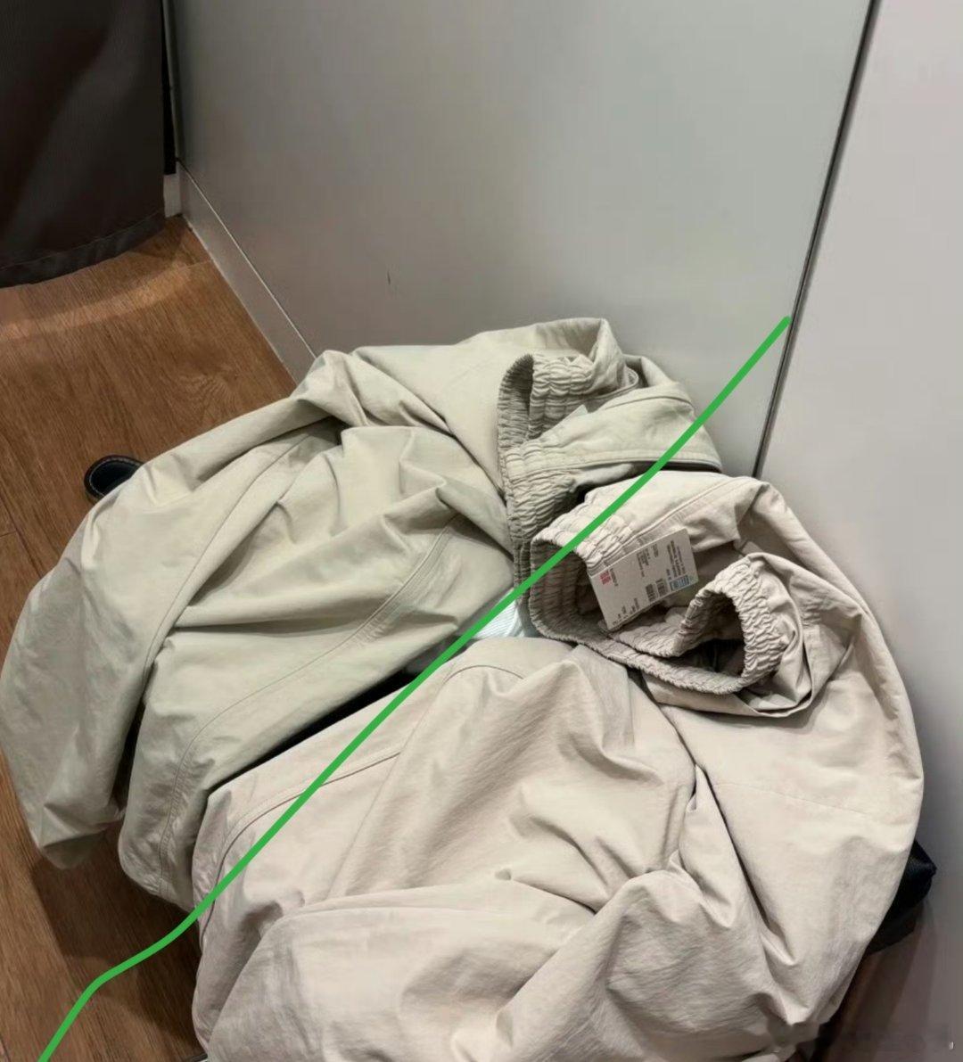 优衣库 镜子好家伙，这么多年来都白试穿了，我咋说在镜子前感觉自己的腿也很好看，裤