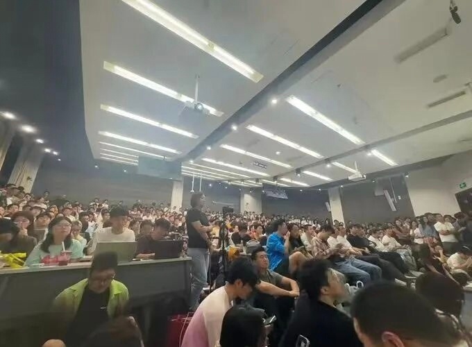 9月17日消息，智谱创始人唐杰清华开课，座无虚席。这种有巨大创业实践，又有理论支