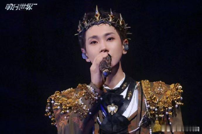 这和汪苏泷坐拖拉机有什么区别 一点看不出来汪苏泷踩空了演唱会欢乐时刻，浴缸机器人
