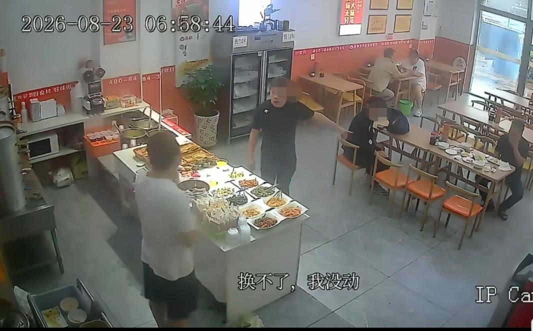 黑衣男一副活不起的样子，还振振有词理直气壮。吃剩的包子要退、要换瓶装水。吃多少你