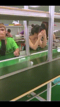 男孩 : 我进电子厂不为赚钱  只为找女朋友 