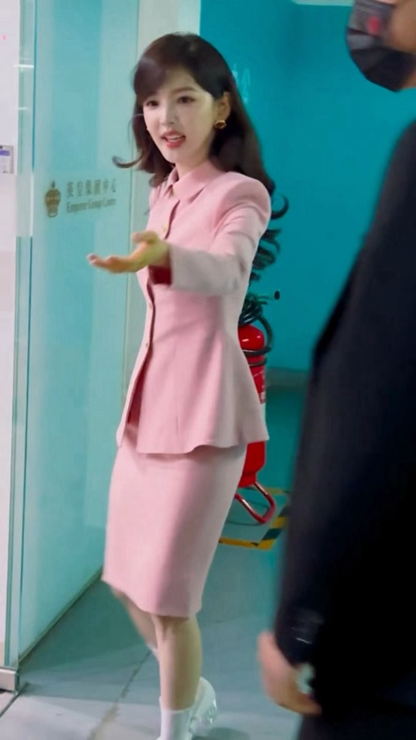 章若楠粉色套装章若楠冬去春来追剧团上班章若楠冬去春来剧宣上班