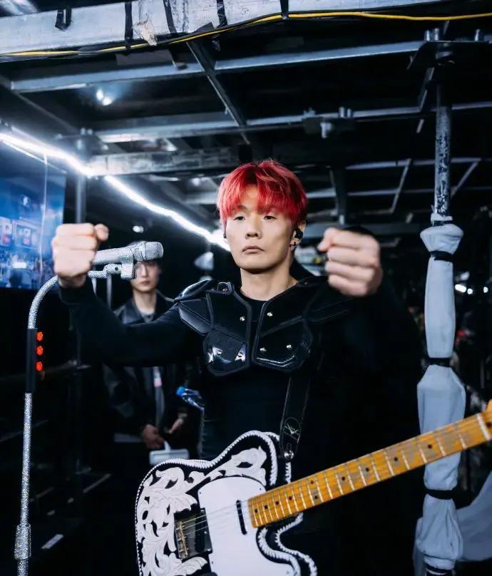 3月28日深圳演唱会上，单依纯唱了李荣浩的《李白》，却没拿到授权，这事第二天就闹