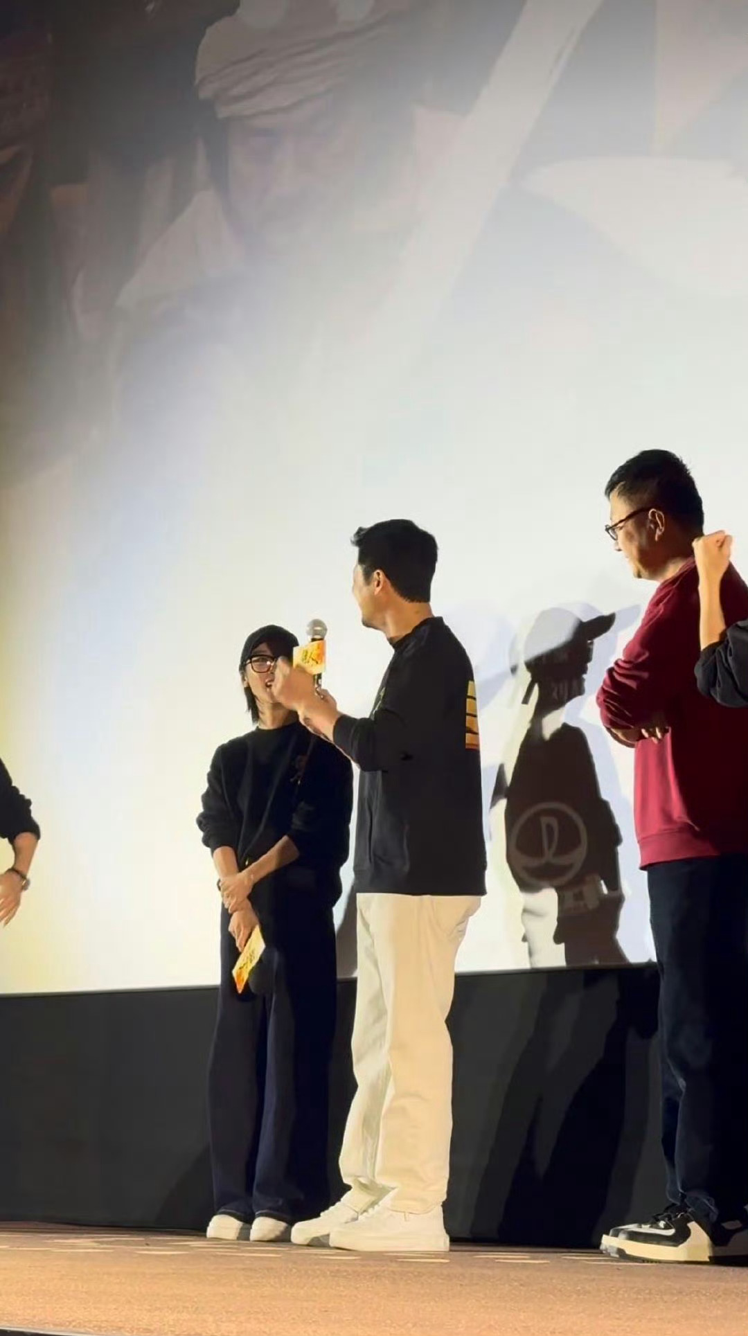 谢楠告诉吴京会有人为你而来谢楠镖人路演真情流露！刀马的热血与坚守让她落泪，暖心告