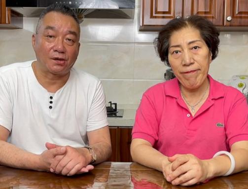 痛心！乔任梁的母亲回应自己胳膊是被烫伤的，并怒斥那些造谣的博主，不要欺人太甚，得