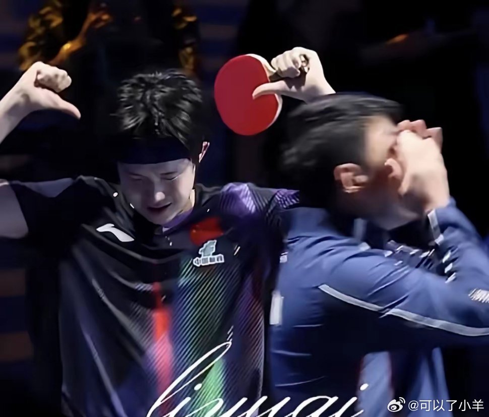 王皓偷偷抹泪王皓教练在偷偷抹泪昨晚上王楚钦夺冠后，第一时间跑到场下找王皓教练去拥