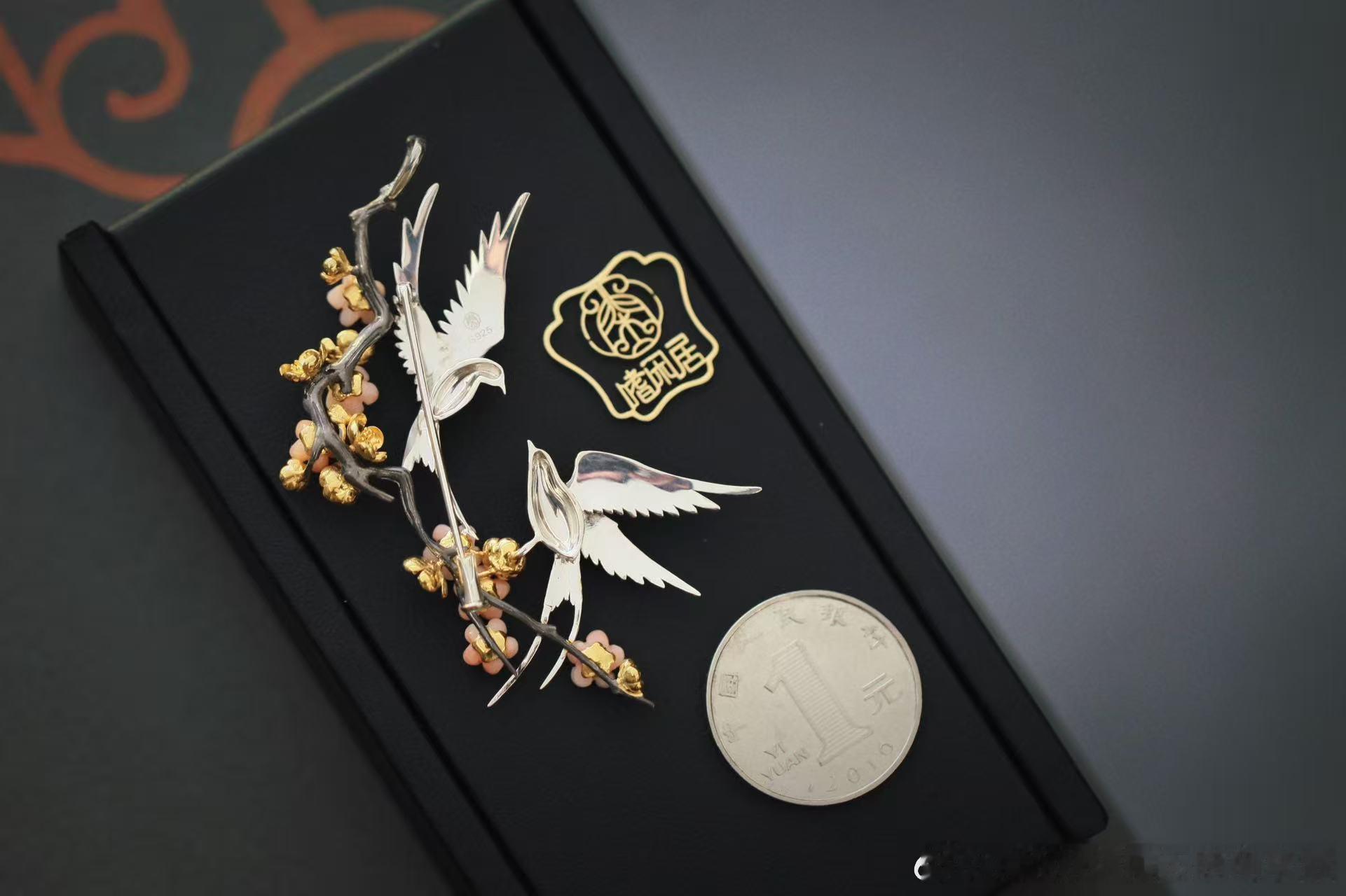 金银器 杏林春燕。虽是925银镶嵌，但绝对是精工金货的水准[偷笑]，高性价比，胸