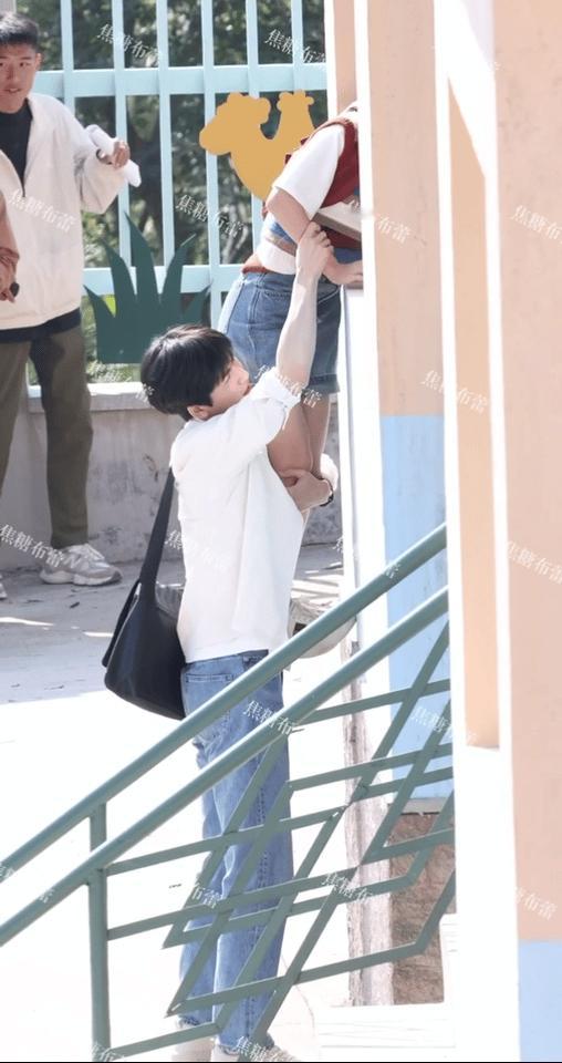 张凌赫、赵今麦主演的《樱桃琥珀》最新路透图有！张凌赫蒋峤西单肩扛着赵今麦，然后缓