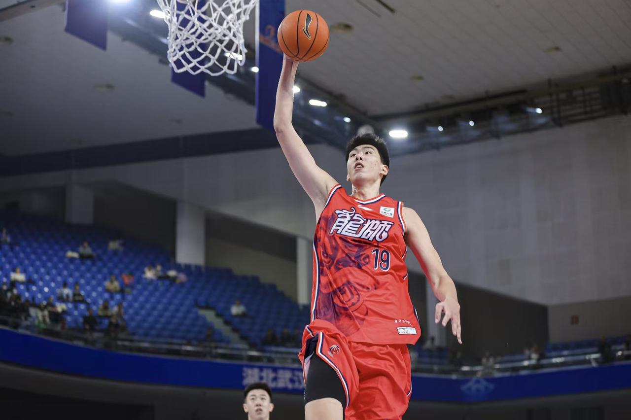 广州耐杀王险被天津逆转，威金顿罚篮抽象，广州塔徐昕13分12板

广州龙狮2分险