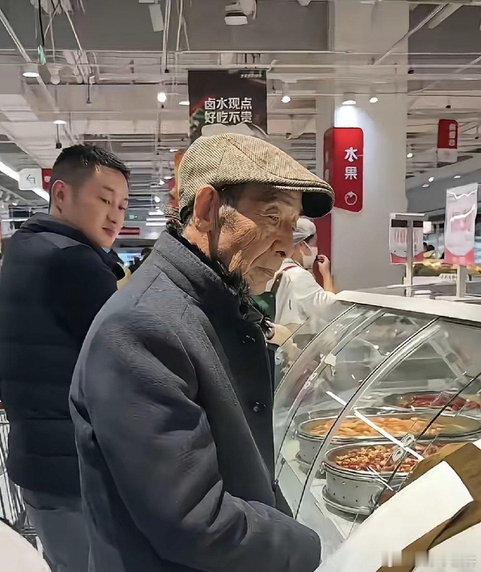 刘强东父亲独自现身江苏宿迁一超市买猪头肉，他穿着打扮非常朴素，就像普通的农家大爷