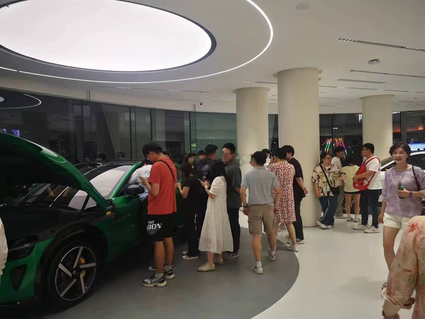 小米汽车门店人非常非常多来自群友汽场全开 小米汽车 小米yu7 ​​​