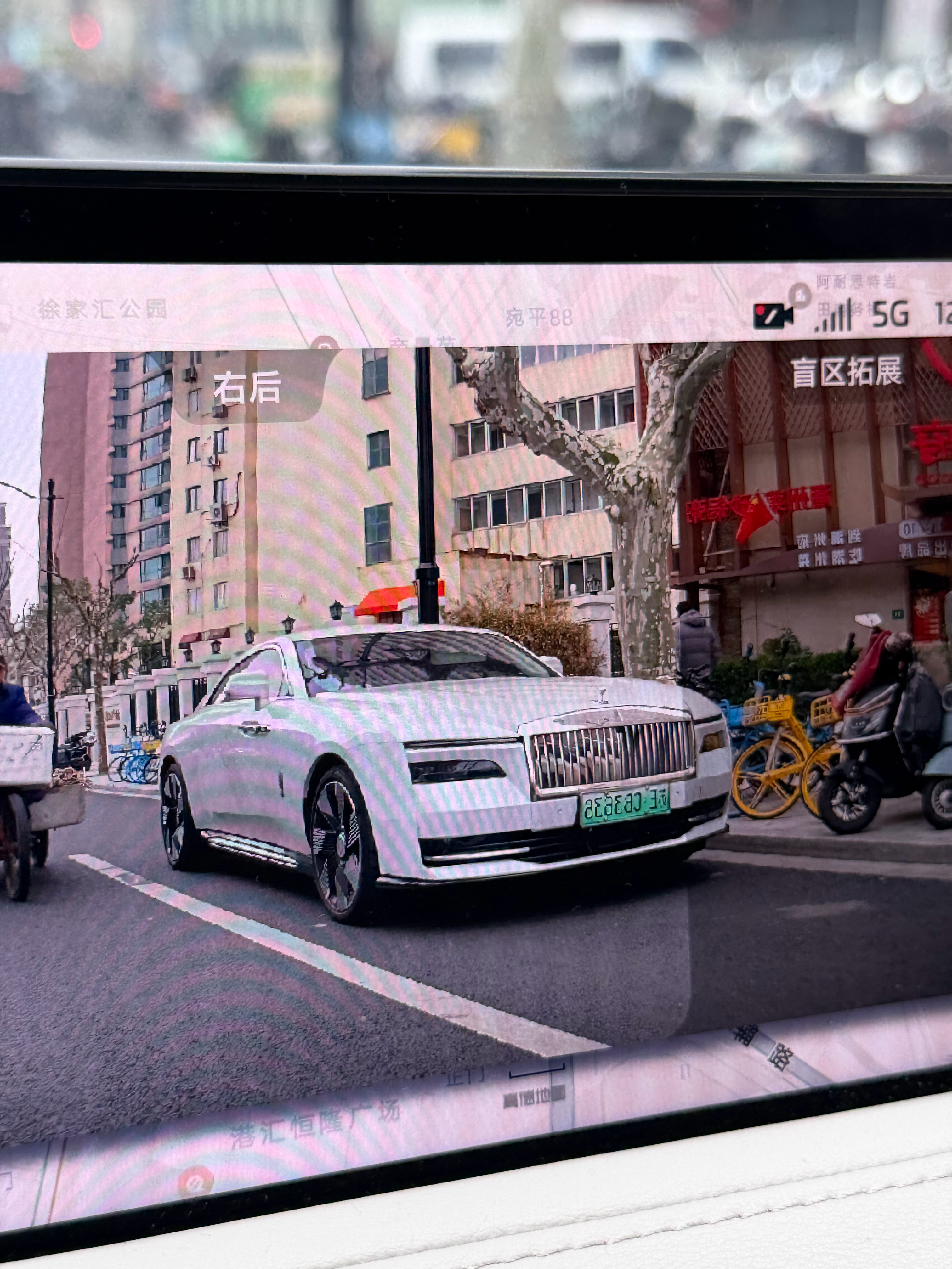 徐汇区太猛了遇到台实习牌照的劳斯莱斯闪灵。霸气外露