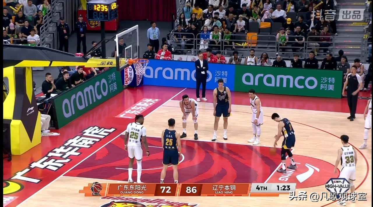 看不下去了！广东主场惨败给辽宁16分，离比赛结束还4分钟左右时间，现场的部分广东