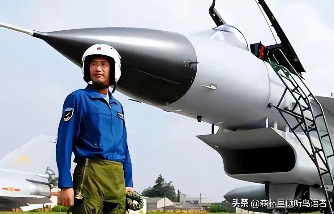 2004年，中国空军诞生了一次至今无人能够复刻的空中特情处置案例。万米战机燃油漏