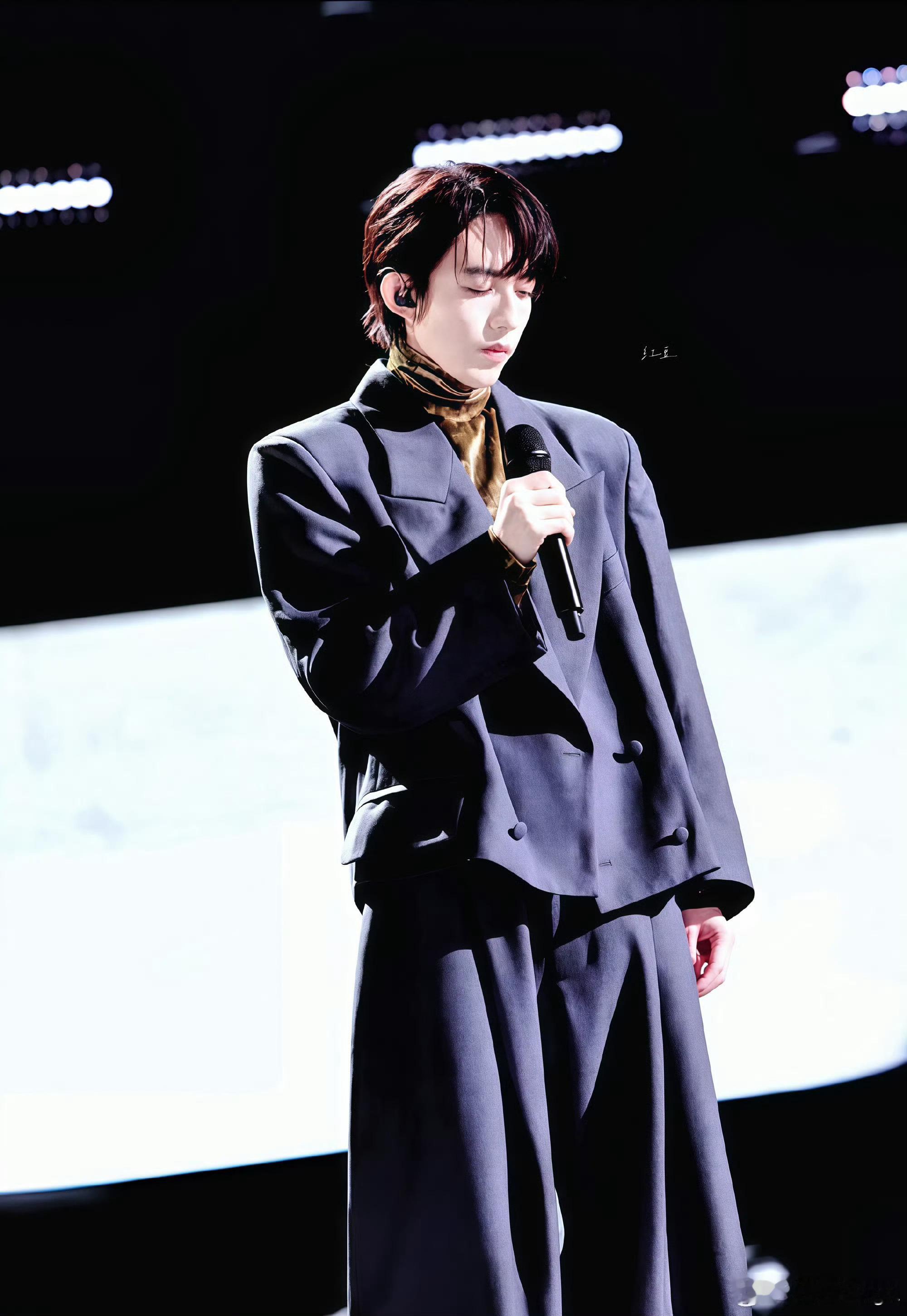 洗澡时候会想起林宥嘉何炅 不怪网友会联想，确实当时这个问题太令人印象深刻了。 