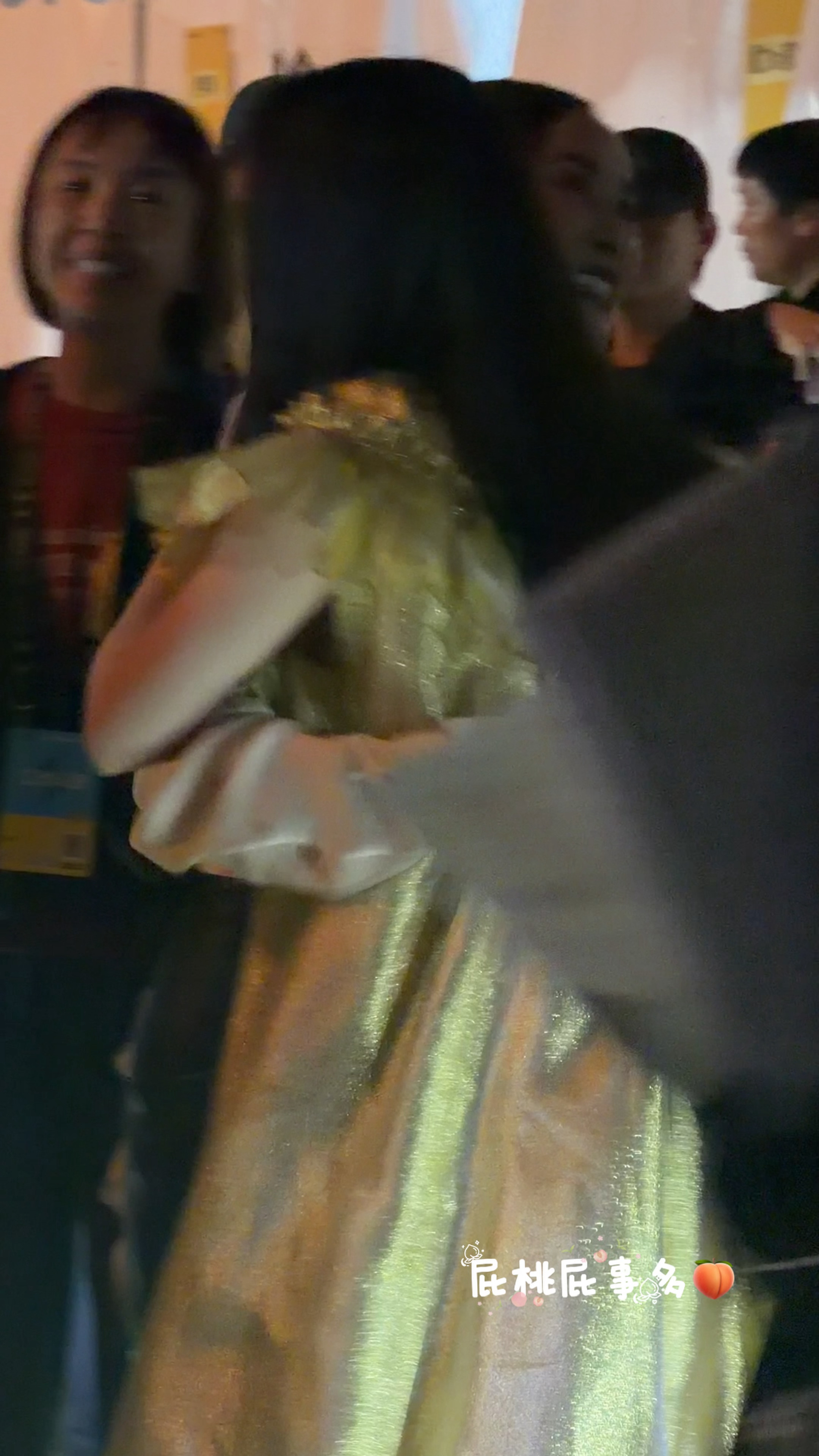 那英单依纯后台拥抱 我们那姐小单一见面就是一个大拥抱！！！实在是太可爱了两位老师