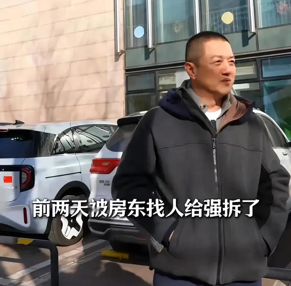 短短几天，李亚鹏就从那个“干什么赔什么”、受尽嘲笑的“商业败将”，变成了全网致敬